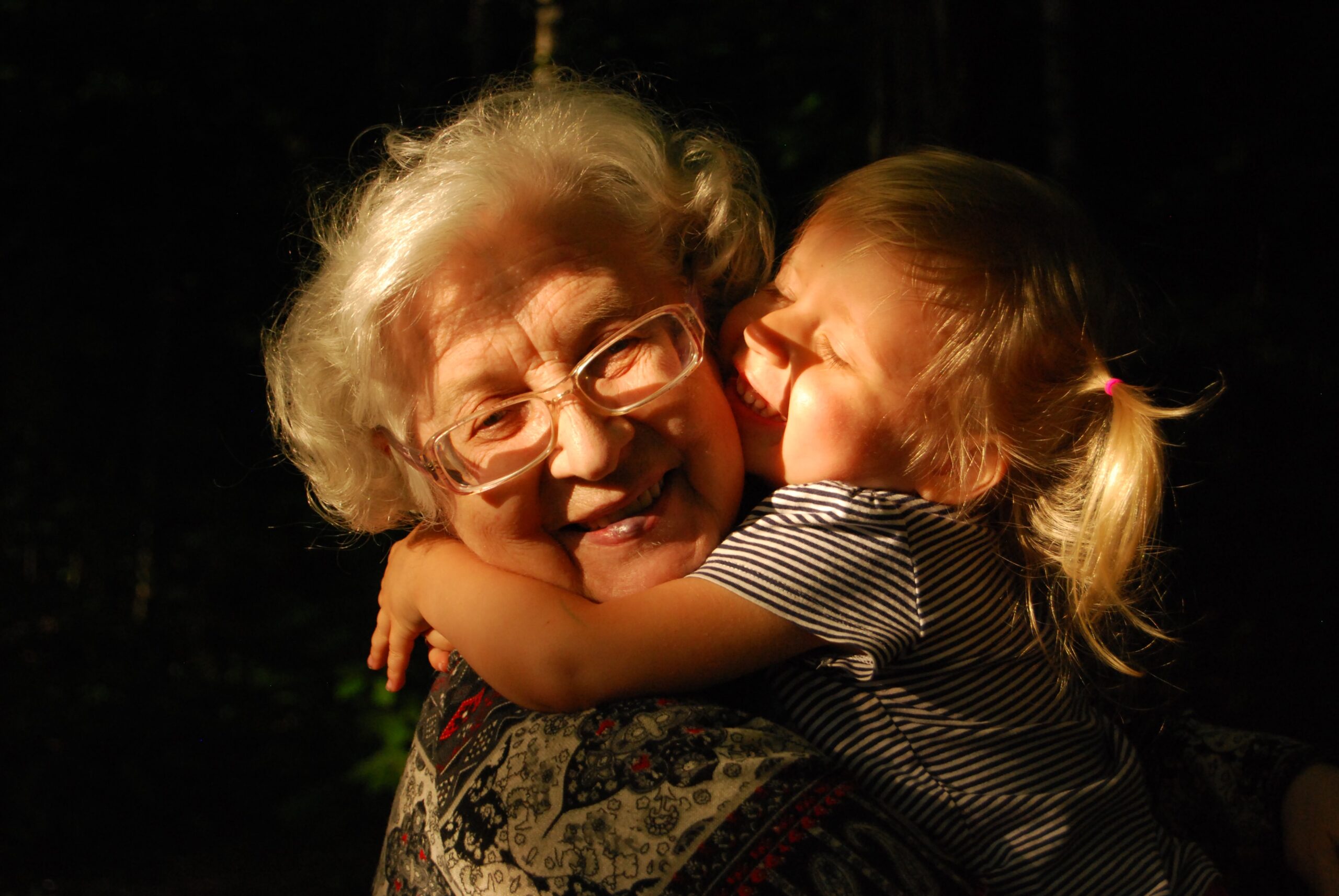 In questa foto, una nonna abbraccia la nipote. L'importanza dei nonni nella riflessione di Danila Pompilio