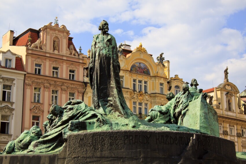 Sulla centralissima Piazza della Città Vecchia, cuore pulsante di Praga, -Monumento al Teologo riformista Jan Hus